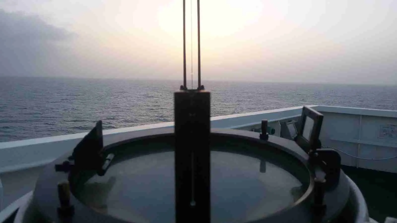 Vista del mar desde la proa de un buque