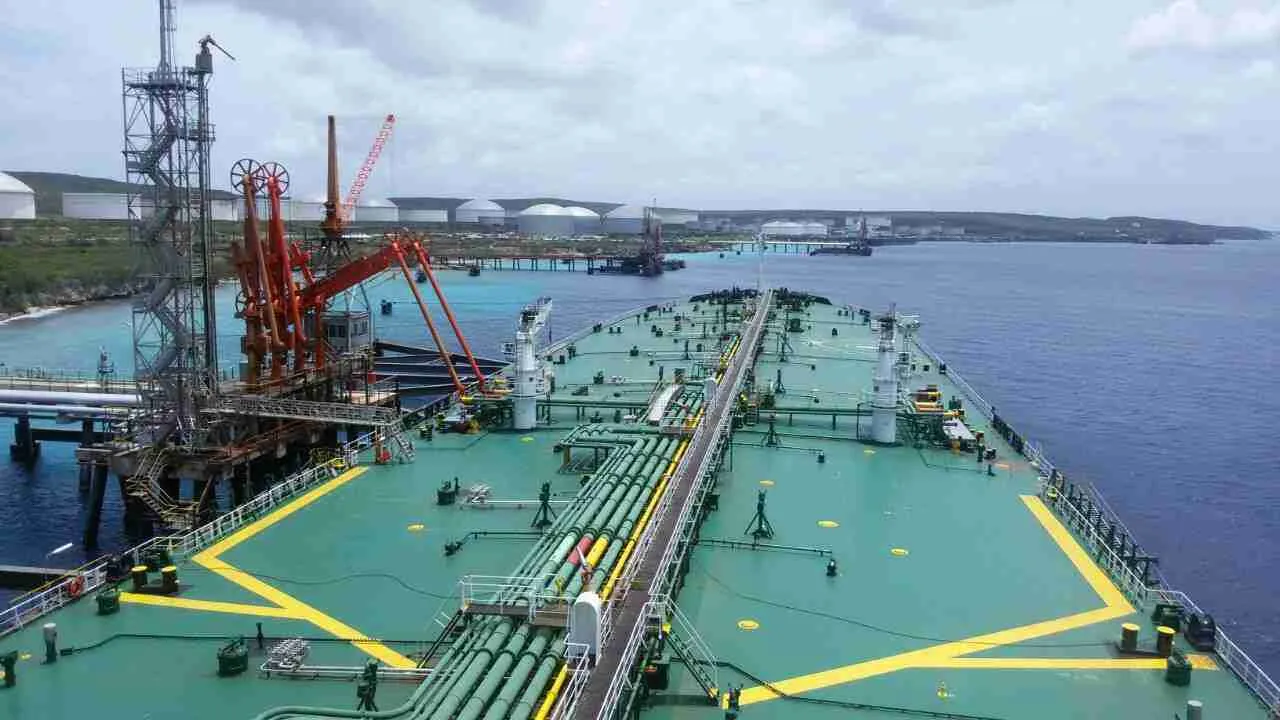 Cubierta verde de un buque tanque atracado en una terminal petrolera
