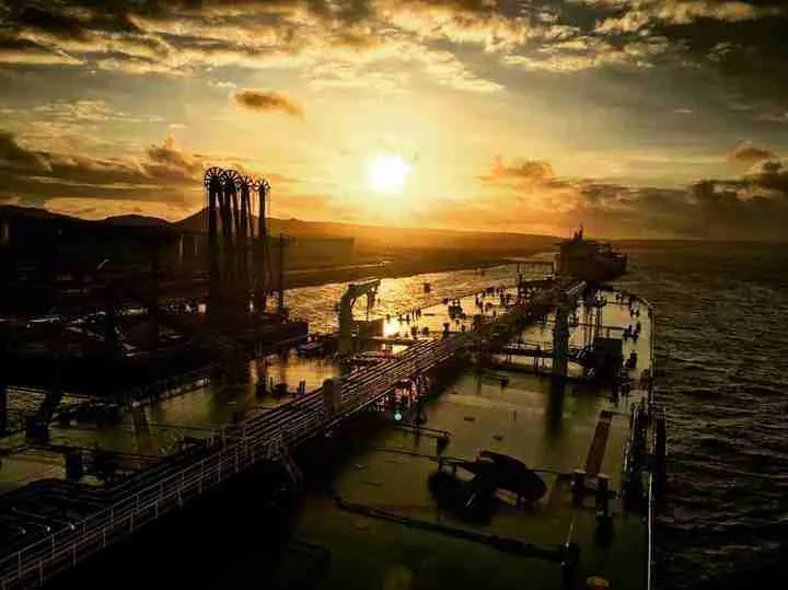 Buque tanque atracado en un muelle al atardecer