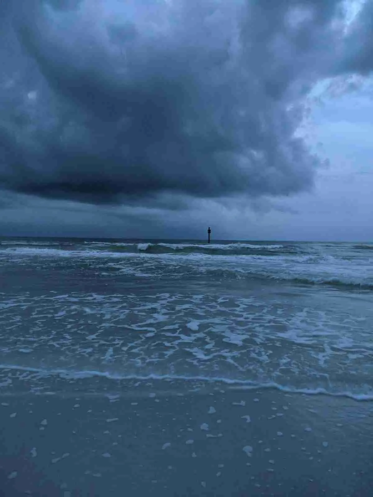 Nubes de tormenta sobre el mar y la orilla de la playa