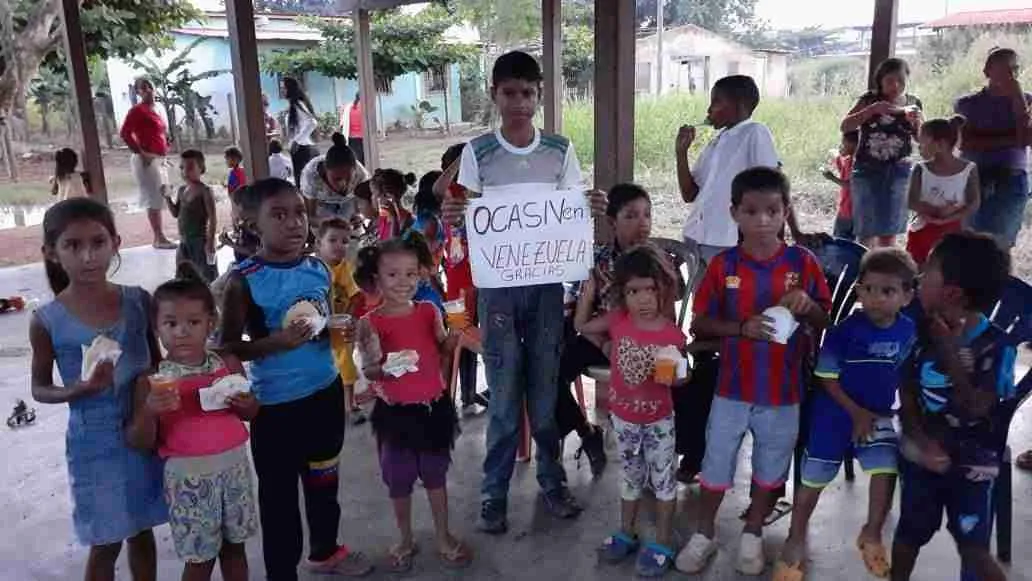 Niños y niñas con un cartel que dice «OCASIVEN Venezuela, gracias»