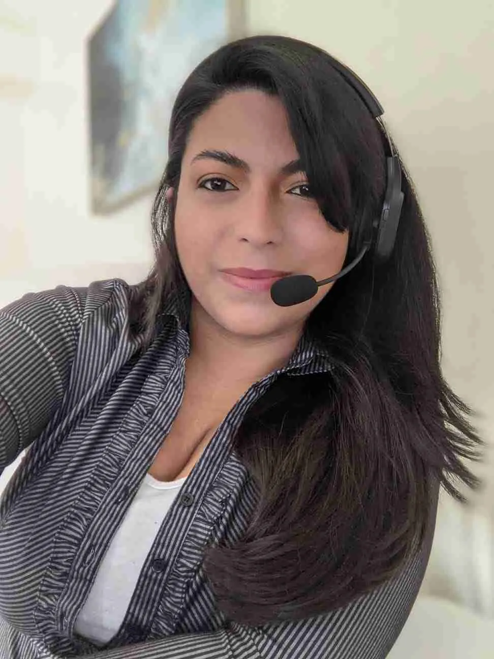 Sharon Gómez Rivas con auriculares y micrófono, preparada para atender llamadas