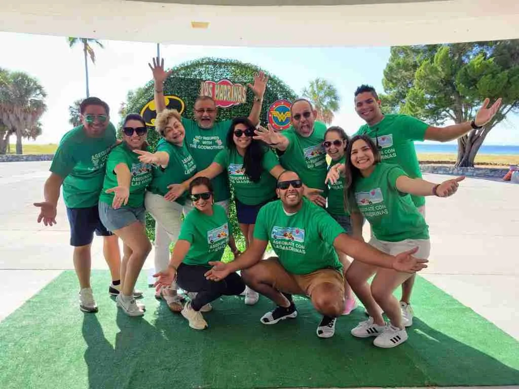 Grupo con camisetas verdes de Las Madrinas posando al aire libre junto al mar